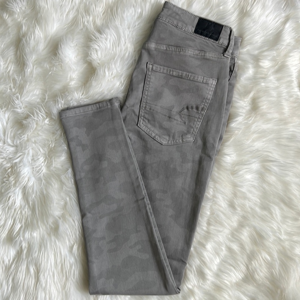 AEO NE(X)T LEVEL STRETCH JEGGING :: HI-RISE :: SIZE 6 :: GREY BEIGE CAMOUFLAGE